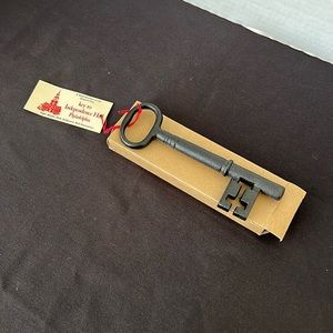 NIB Iron Key To Independence Hall Philadelphia Paper Weight Or Wall
Decor